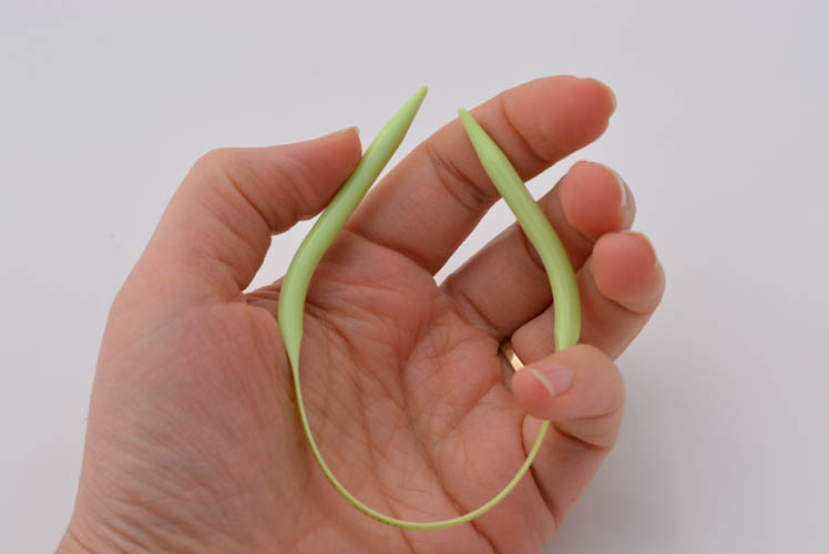 Clover 8.25″ Plastic Circular Knitting Needle, size 10